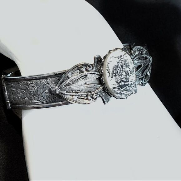 Whiting and Davis silvertone scrimshaw bracelet - Picture 2 of 13